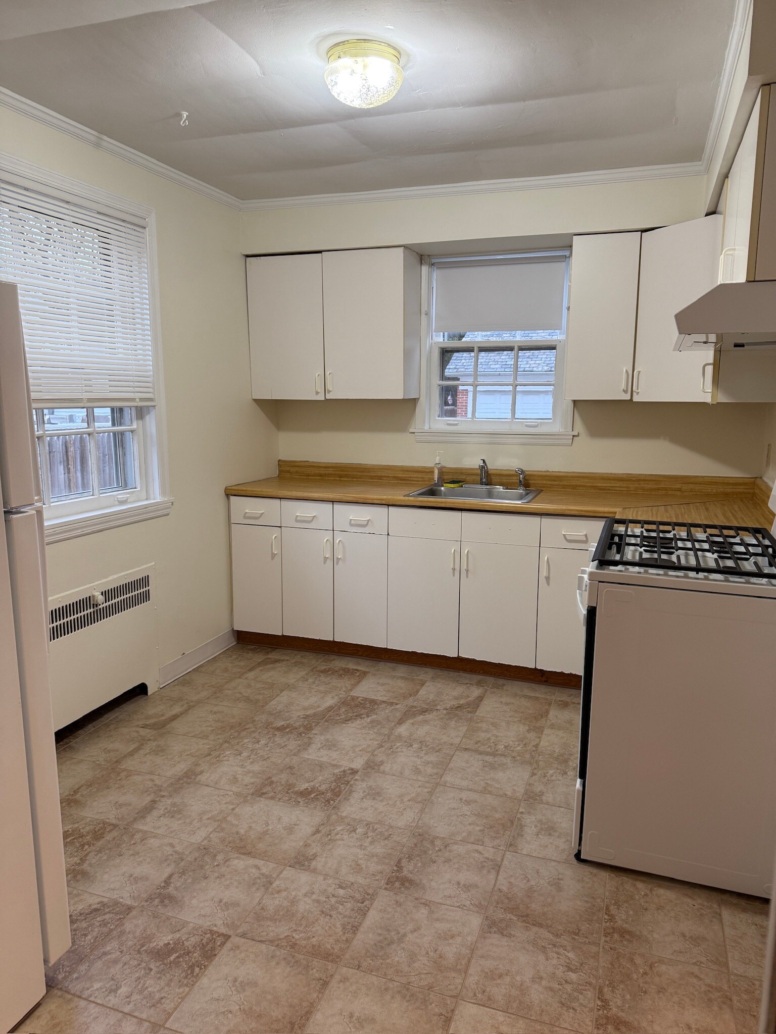 Building Photo - 221 Everett Pl