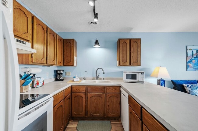 Building Photo - *** Beautifully Appointed & Furnished, Medium Term Rental W/Feb Move in Special***$400 off the fi...