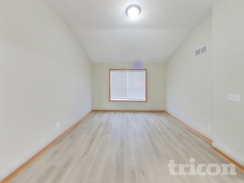 Building Photo - 9049 Garland Ln N