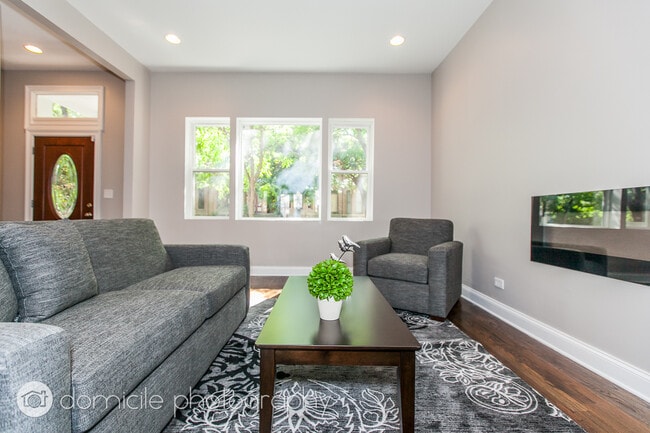 Building Photo - 806 S Oakley Blvd