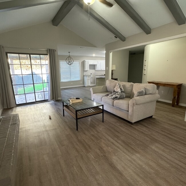 Building Photo - 304 N Essex Dr