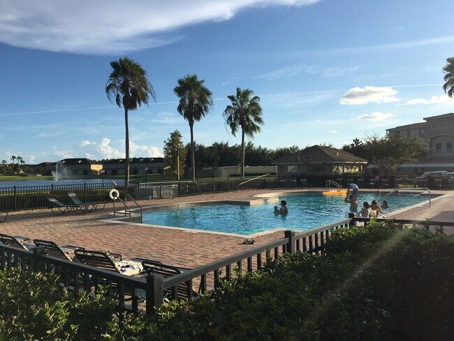 Building Photo - Beautiful 3/2 2nd Floor condo in gated Flo...