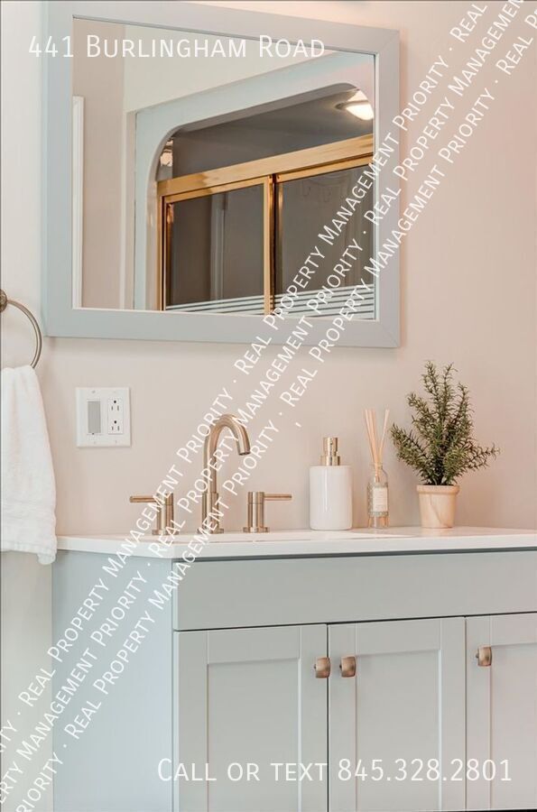 Building Photo - 441 Burlingham Rd