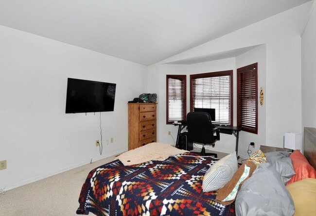 Building Photo - Fairway Golf Course 3 bed 3 bath with basement