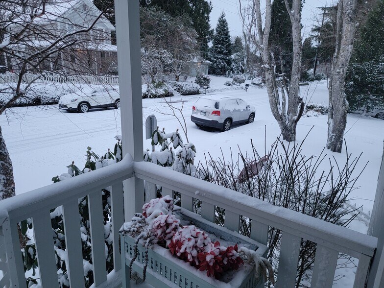 Building Photo - 8385 SW Avery St