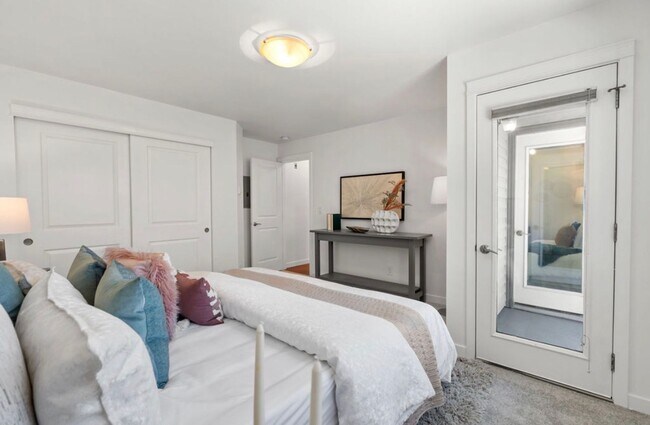 Building Photo - Top Floor 2-Bed Condo with Garage Parking