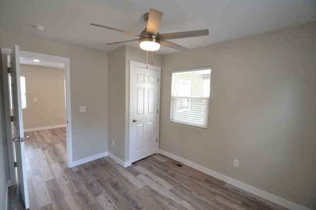 Building Photo - Beautiful 3 Bed 2 Bath with AC!