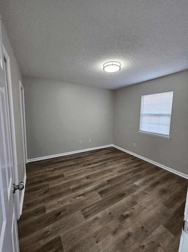 Building Photo - Three bedroom, 2 bath condo in High Point