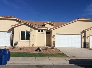 Building Photo - Gemstone Properties - Townhome in Sky Ridge