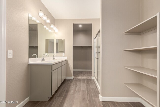 Building Photo - 1357 E Chillingham Rd