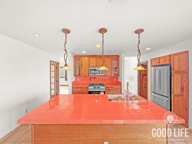 Building Photo - Rare Large Lot + Open Floorplan with Beautiful Artisting Styling