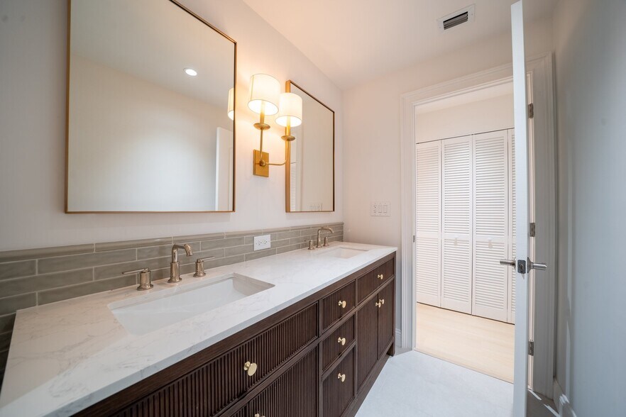 Building Photo - 1550 S Greenway Dr