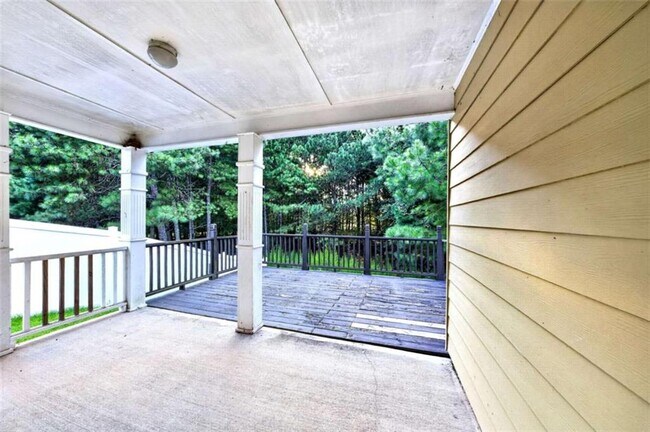 Building Photo - 744 W Vincent Dr