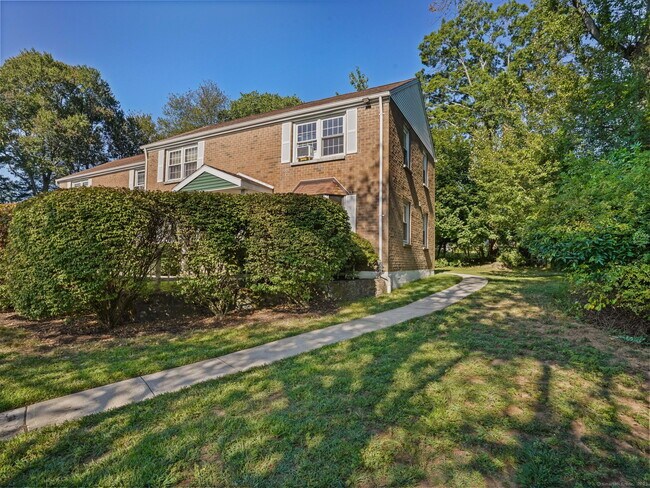 Building Photo - 240 Sunnyridge Ave