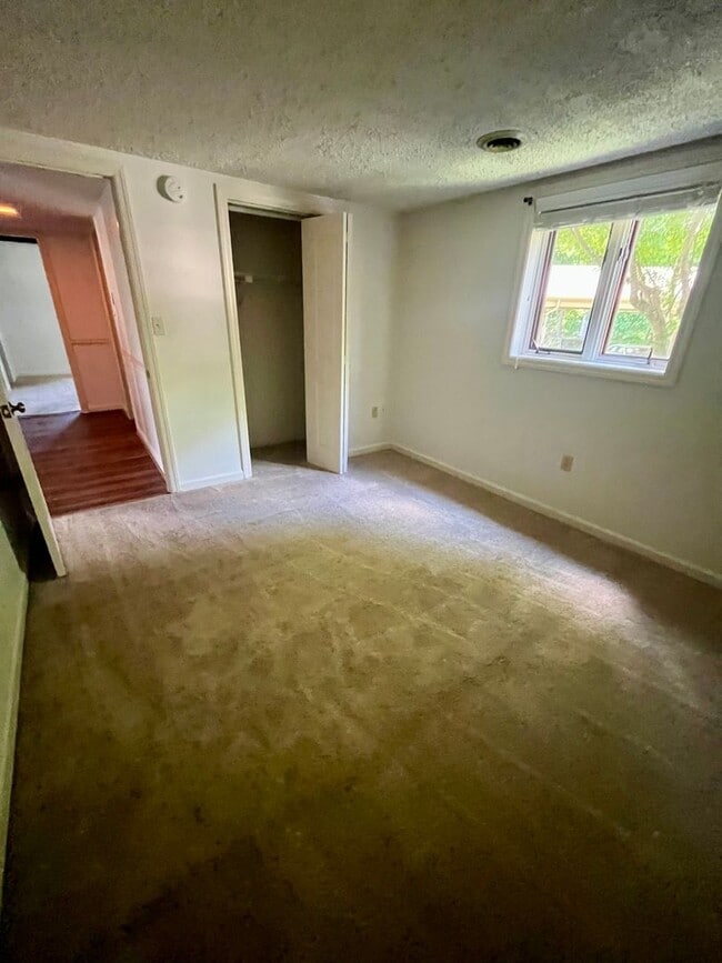 Building Photo - Well-Located One-Level Condo -- Just Minut...