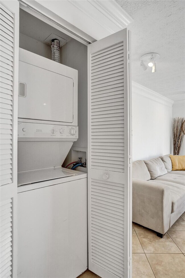 Building Photo - 1415 Miami Rd