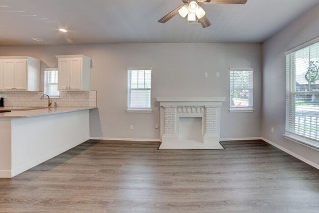Building Photo - 1/1 Duplex Near TU With Large Fenced Yard!