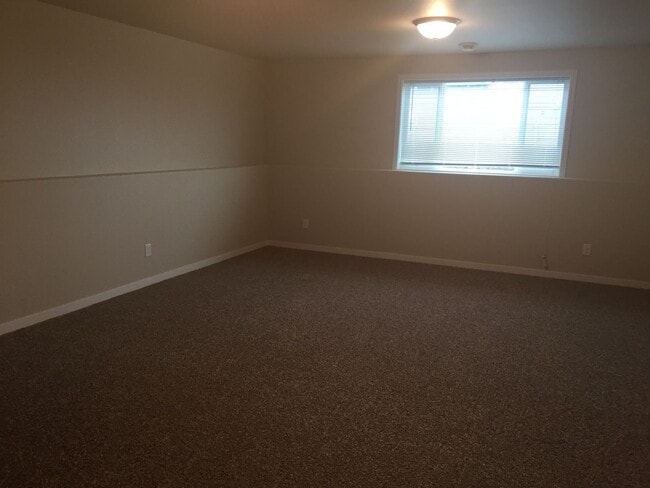 Building Photo - 3 Bed 2 Bath Twinhome