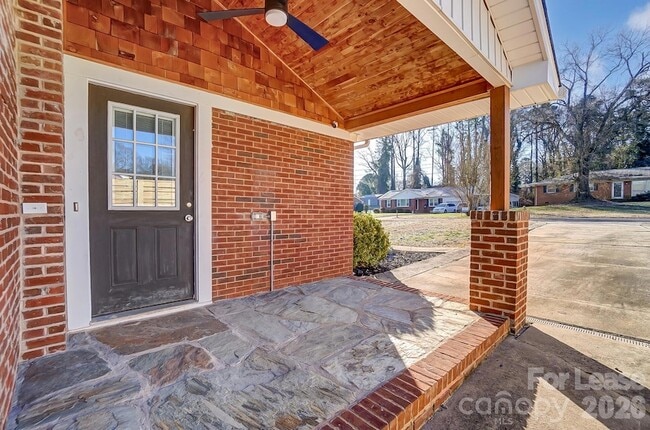 Building Photo - 10 Spruce Pine Dr