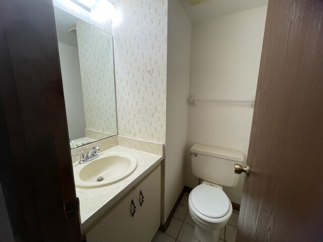 Downstairs powder room - 16 Lakewood Park