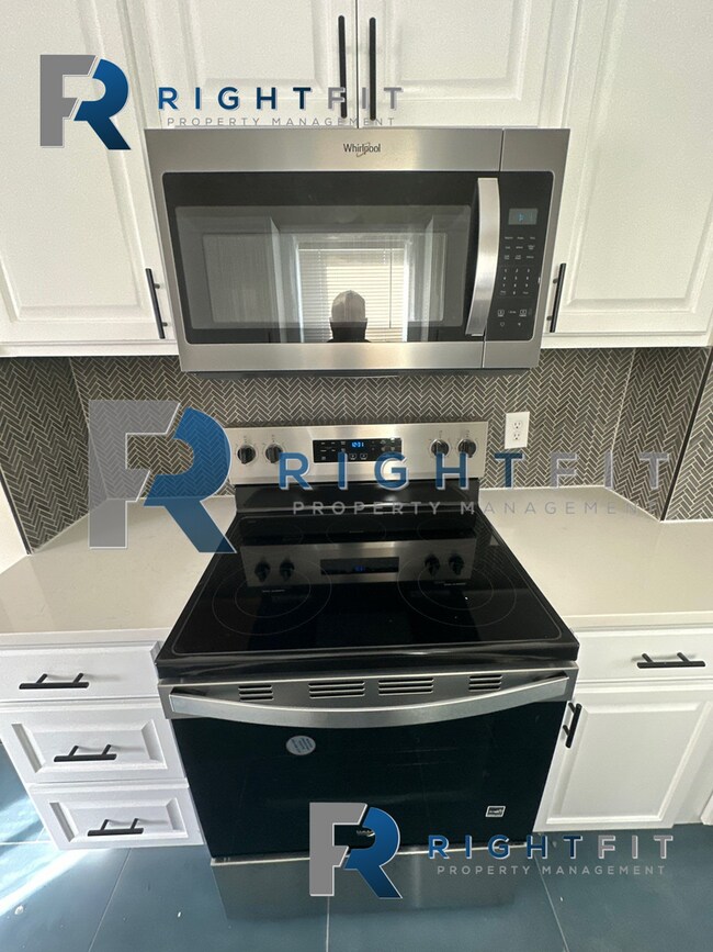 Building Photo - Victorian Charm in the Historic District