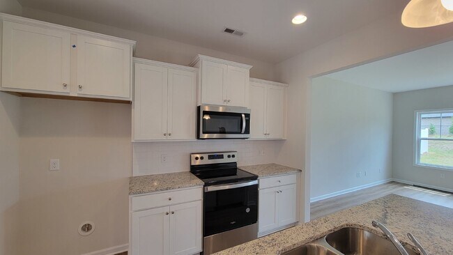 Building Photo - Your Ideal Home Awaits in Simpsonville