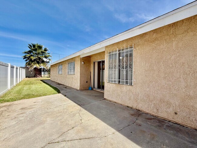 Building Photo - Spacious Backyard 4 Bedroom Home Located Next to Perris High School