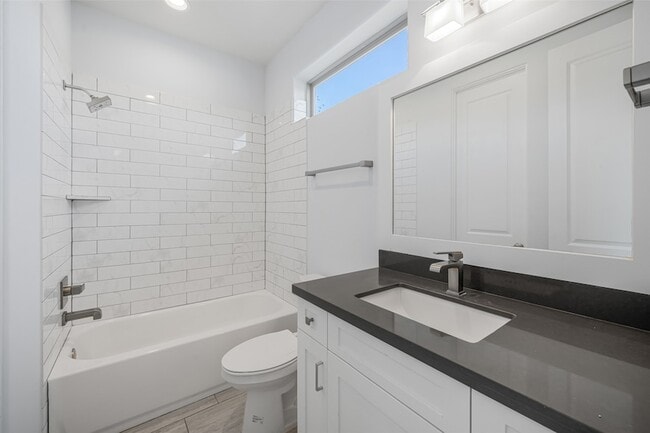 Building Photo - 2324 Camden Dr