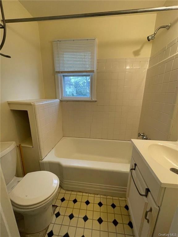 Building Photo - 68 Mason St