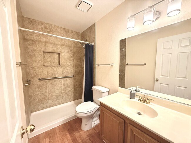 Building Photo - Spacious 4-Bedroom, 2-Bathroom Single-Stor...