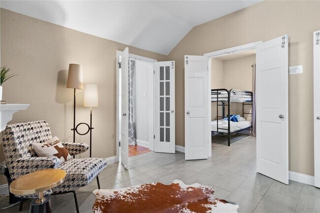 Building Photo - 2106 Kenwood Ave