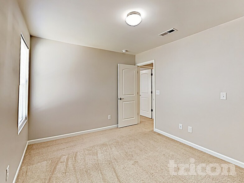 Building Photo - 1195 Thanet St SW