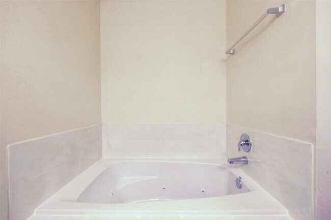 Building Photo - 11905 Algonquin Dr