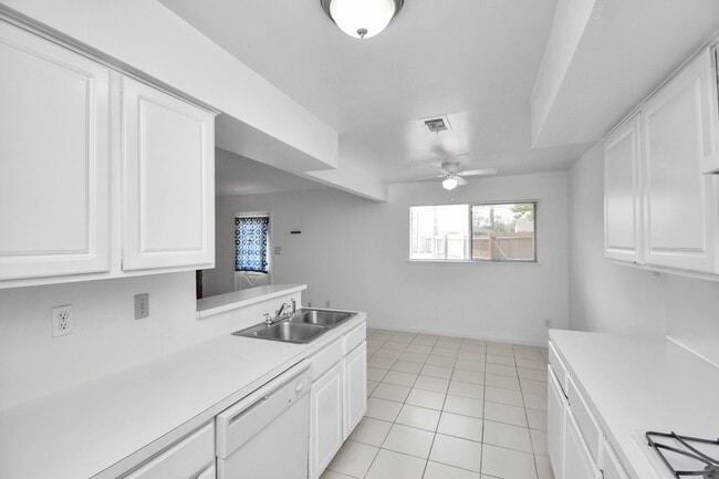 Building Photo - 530 Westshire Dr