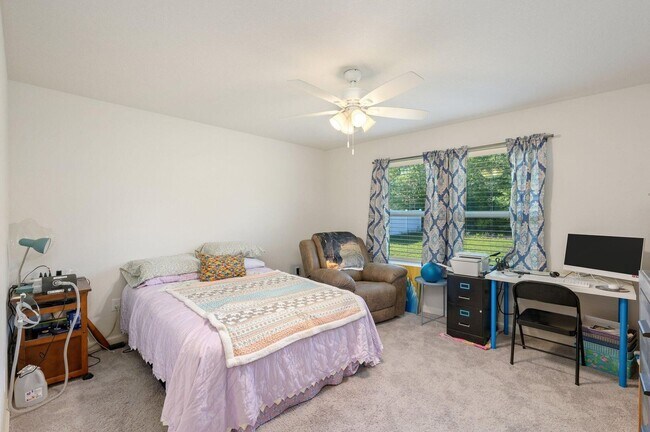 Building Photo - Charming 4-Bed Home in Quiet DeFuniak Springs Neighborhood!