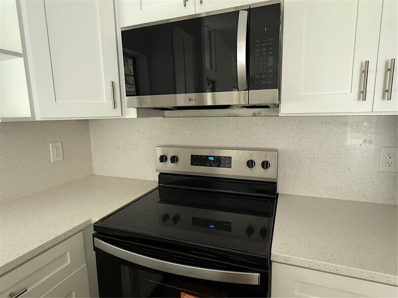 Building Photo - 15749 Woodgate Ct