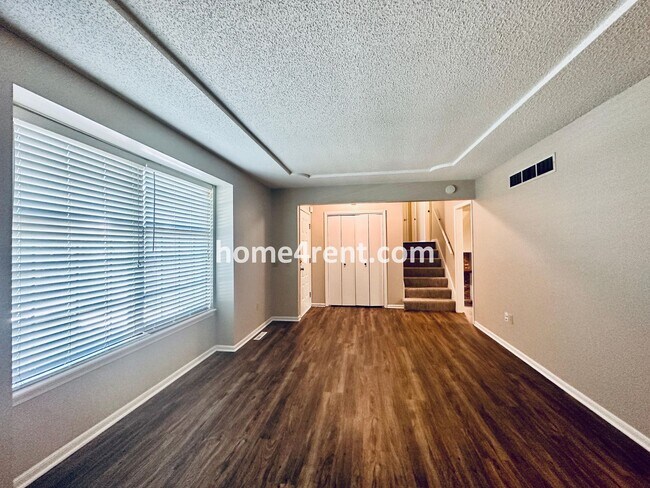 Building Photo - Beautiful Overland Park Home!