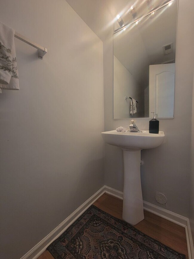Building Photo - Beautifully Updated Townhouse in Sought-Af...