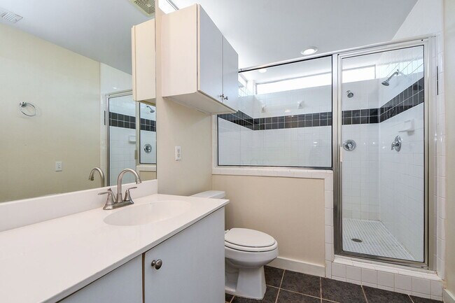 Building Photo - 824 Robin St
