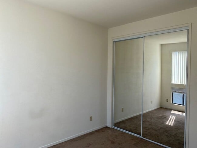 Building Photo - 15 Invincible Ct