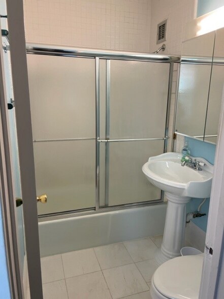 Building Photo - 1121 Arlington Blvd