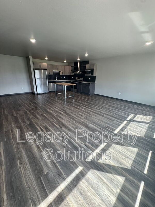 Building Photo - 220 E Greenfield Ln