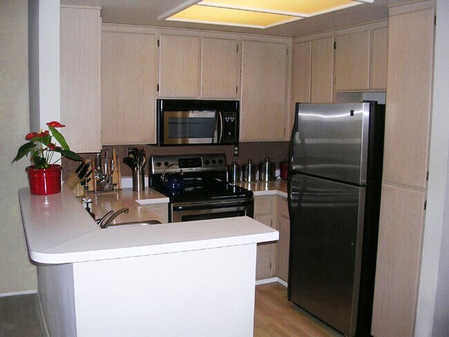 Building Photo - 1950 Camino de la Reina