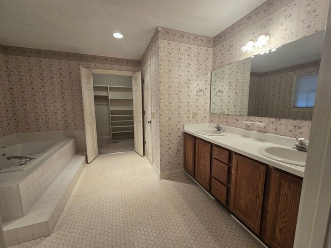 Building Photo - Quiet Neighborhood- Large Lot- Shed- Enclosed Sunroom! Community Pool & Tennis Courts!
