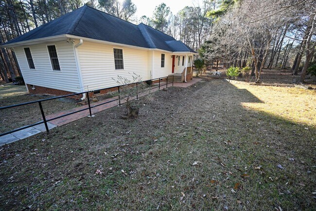 Building Photo - Stunning 3BR / 3BA Home on 2.48 Acres – Hillsborough, NC