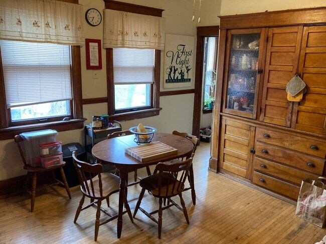 Building Photo - 601 E Burleigh St