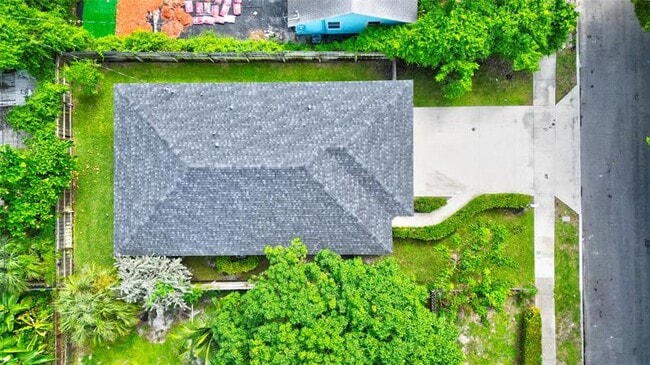 Building Photo - 627 47th St