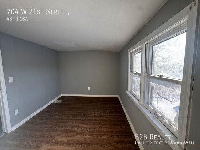 Building Photo - 704 W 21st St