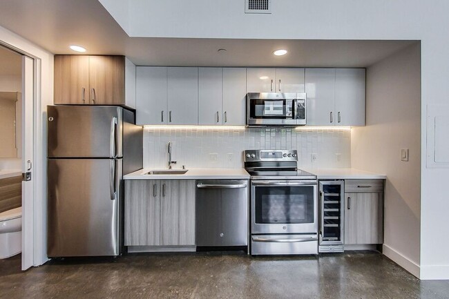 Building Photo - 2 bed/2 bath Loft with Private Patio on Ma...