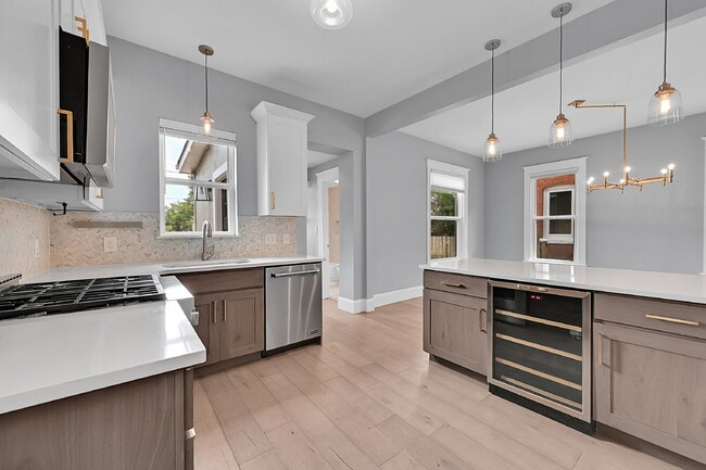 Building Photo - $3,595 - 3 Bed, 2 Bath Updated Home In Den...